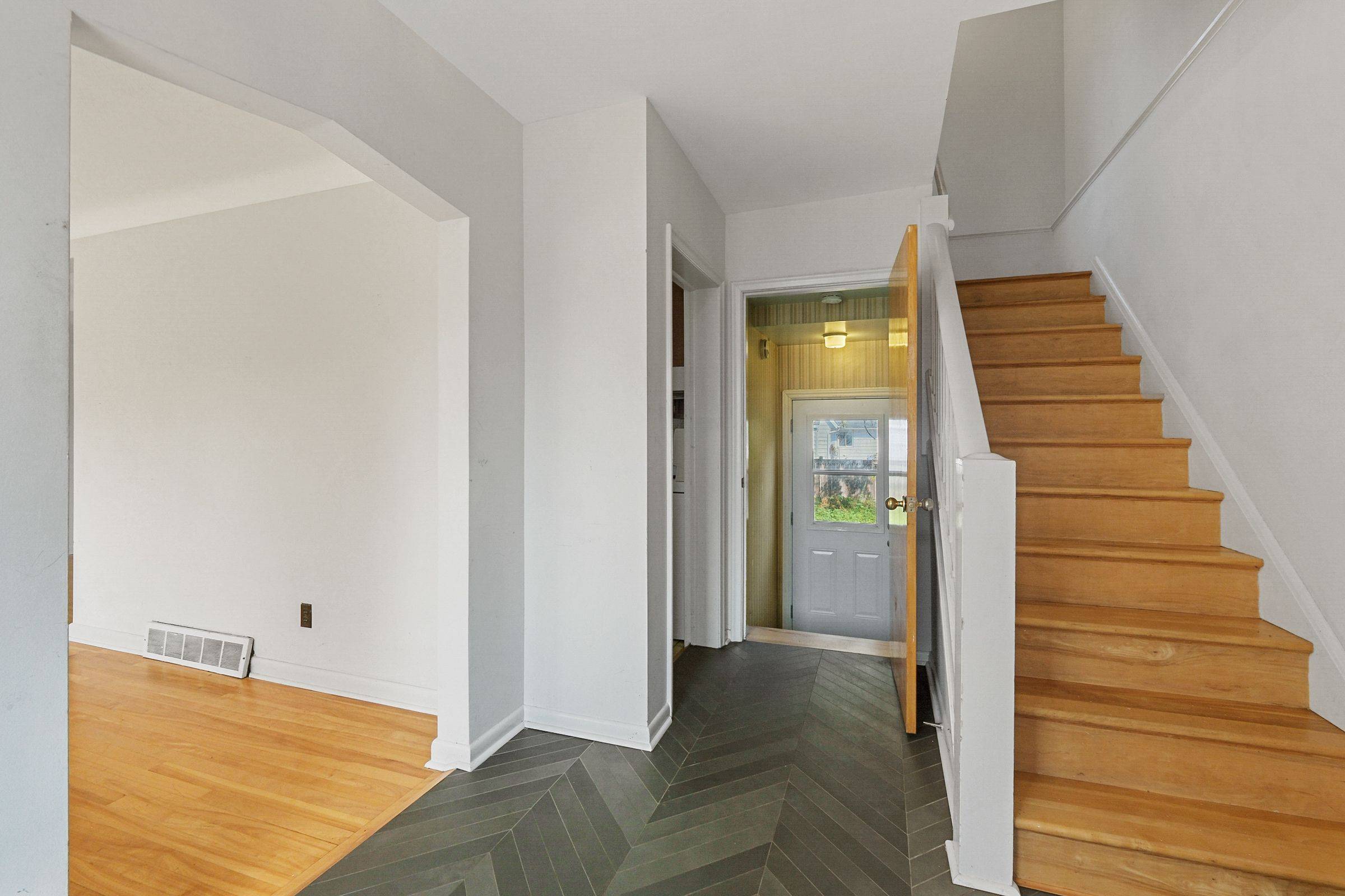 Elmvale Acres And Area, ON K1G 1P2,809 Smyth RD N