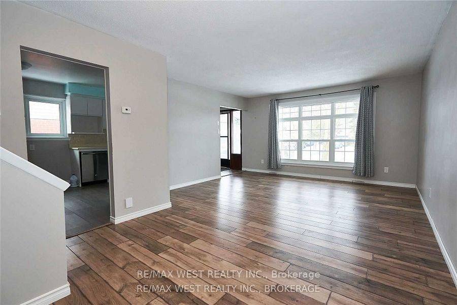 Shelburne, ON L0N 1S4,323 Centre ST