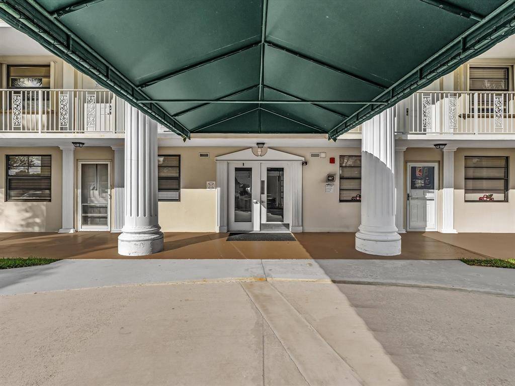 Boca Raton, FL 33433,6049 Balboa Cir #406