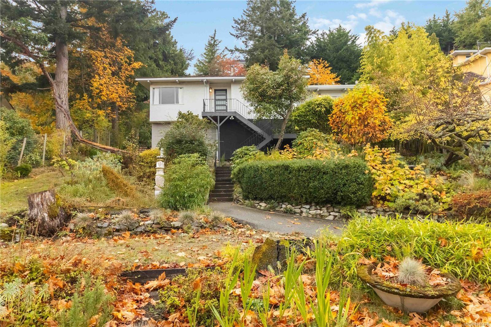 Saanich, BC V8Y 2E4,4882 Lochside Dr