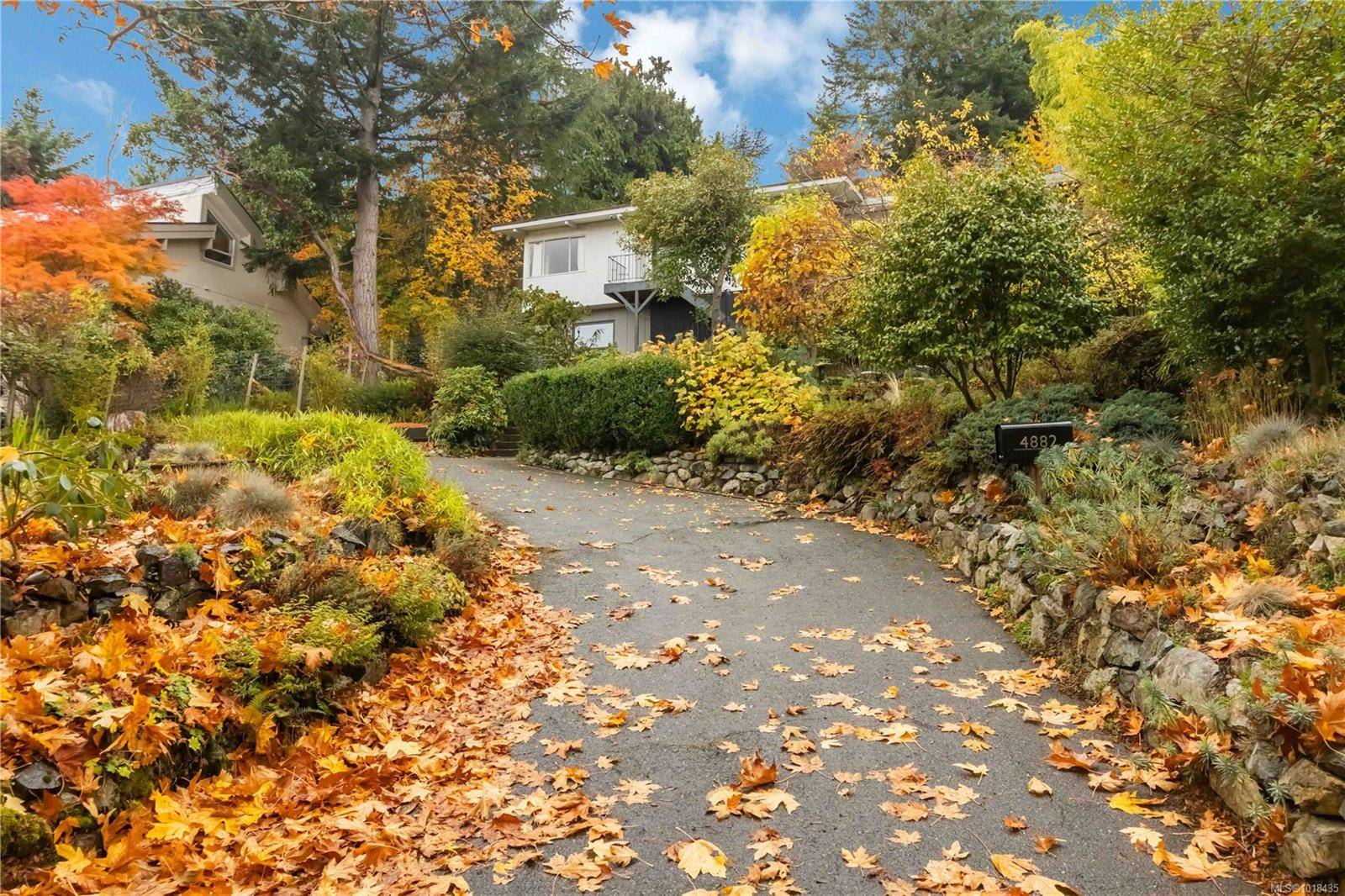 Saanich, BC V8Y 2E4,4882 Lochside Dr