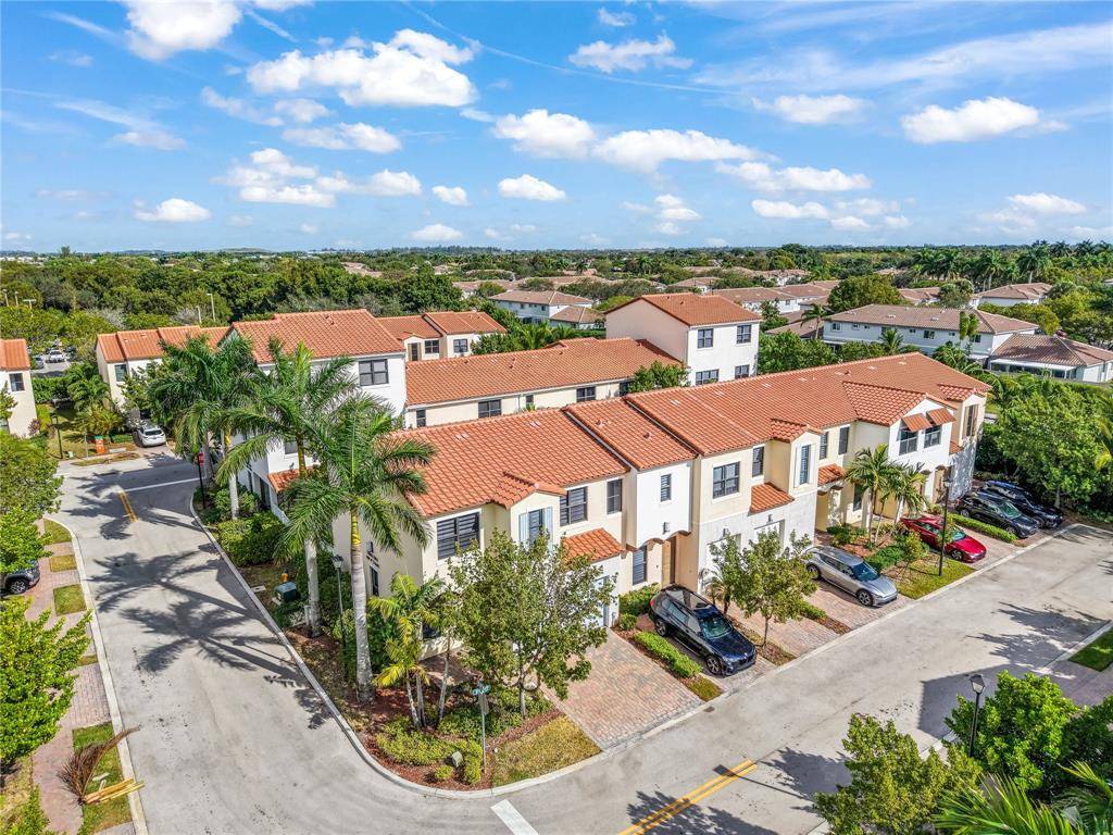 Pembroke Pines, FL 33029,20927 NW 1st Ct