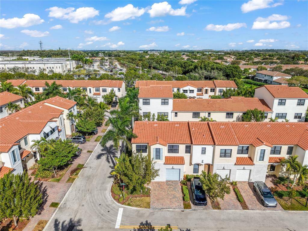 Pembroke Pines, FL 33029,20927 NW 1st Ct