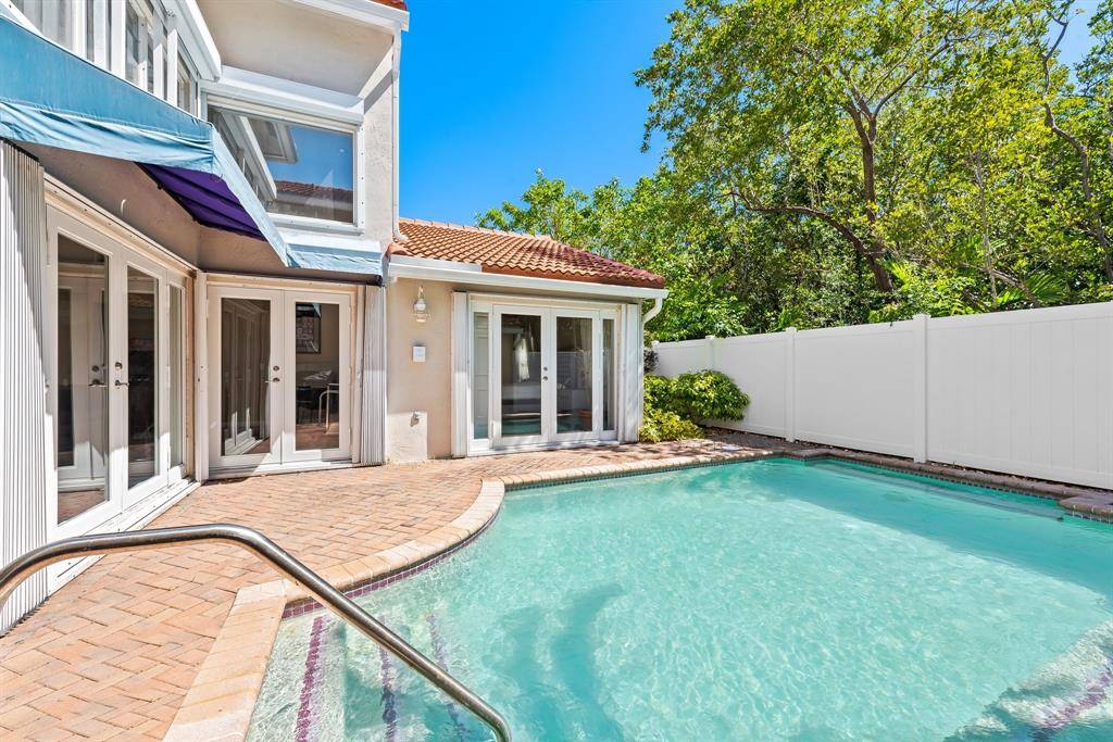 Hollywood, FL 33019,975 Weeping Willow Way