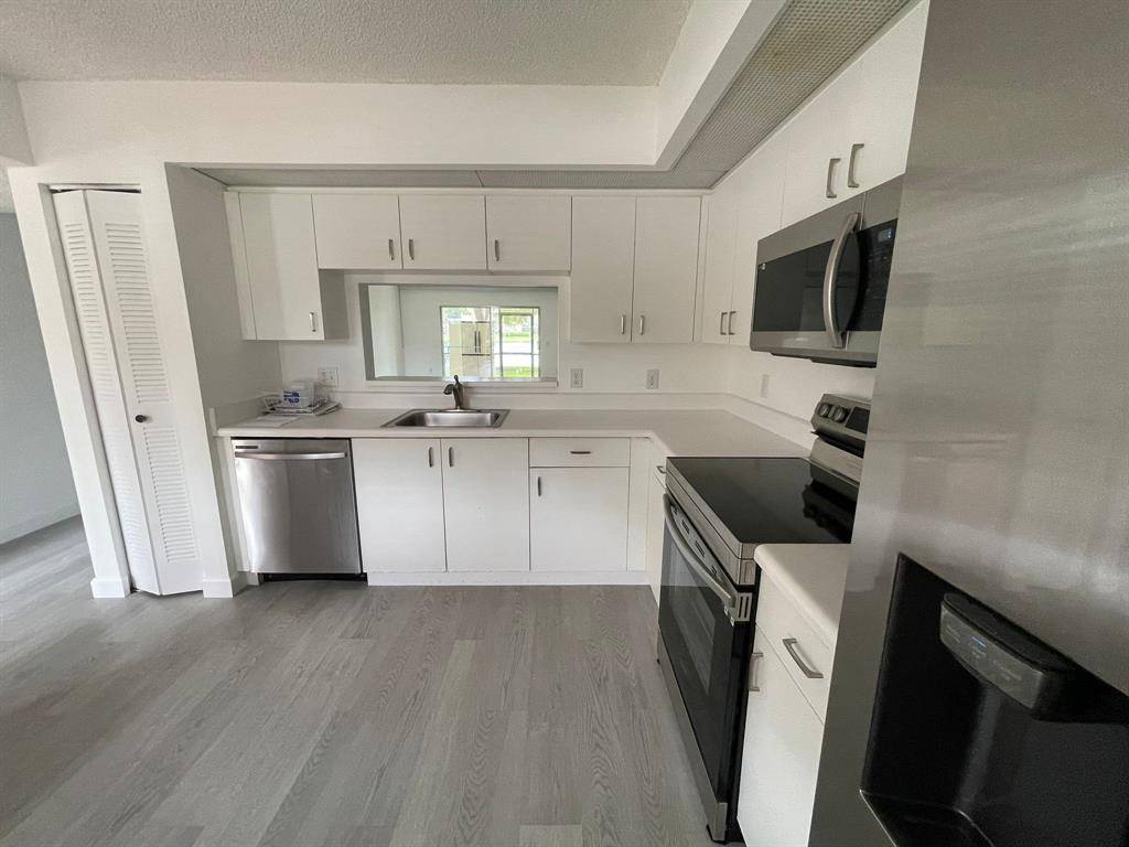 Pembroke Pines, FL 33027,13700 SW 11th St #106A