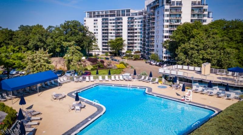 Verona Twp., NJ 07044,1 Claridge Dr #428