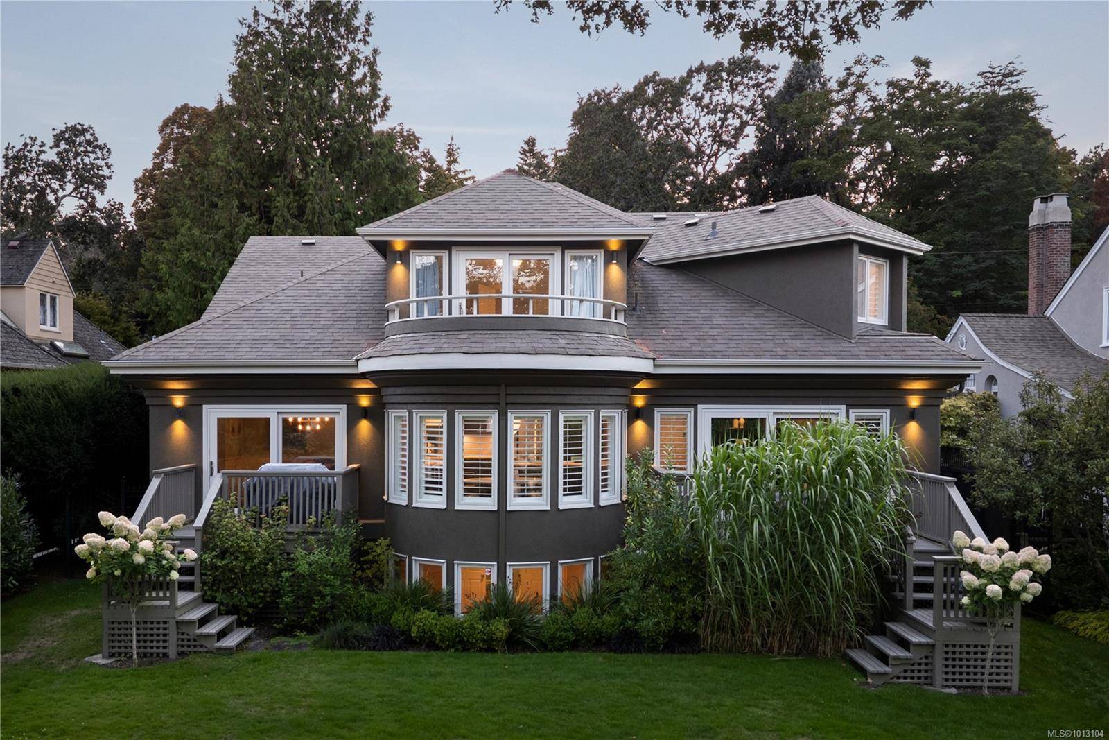 Oak Bay, BC V8S 4K8,683 Mountjoy Ave