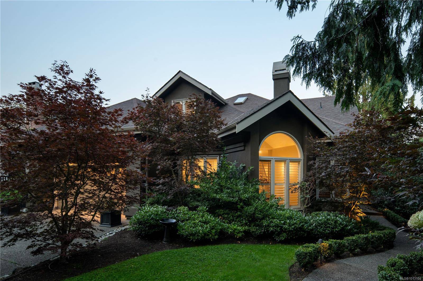 Oak Bay, BC V8S 4K8,683 Mountjoy Ave