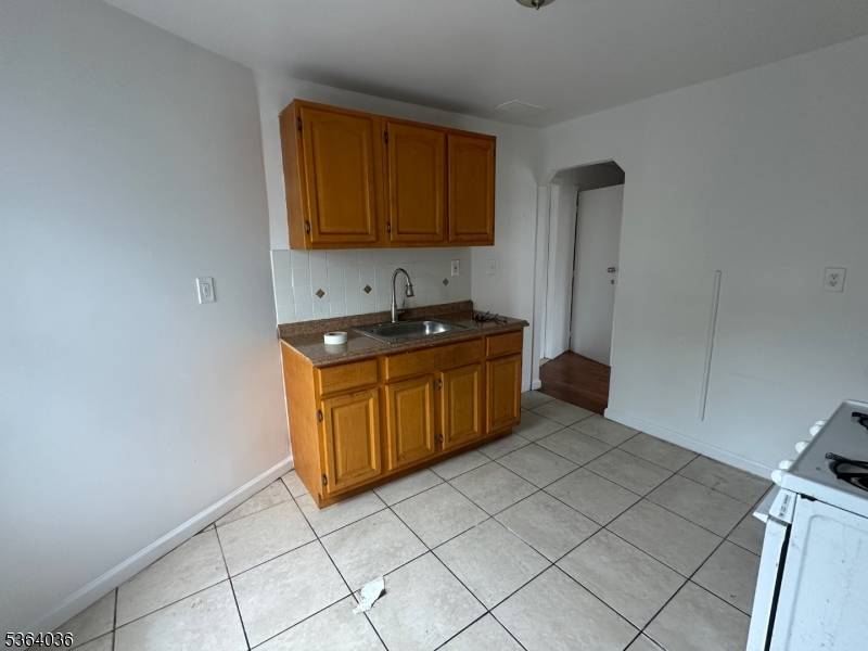 Newark City, NJ 07103,348 13Th Ave #3