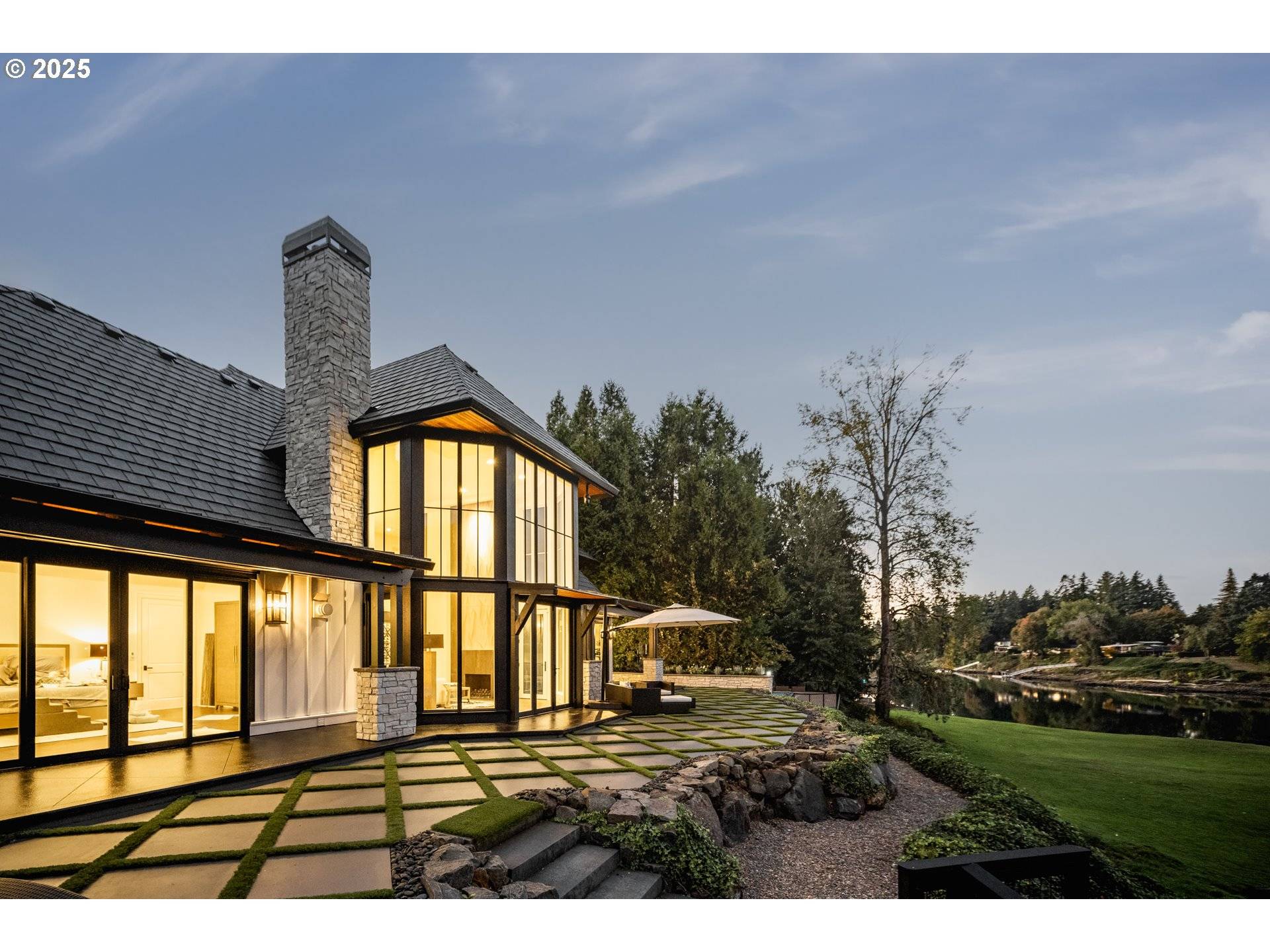 Lake Oswego, OR 97034,18418 OLD RIVER LNDG