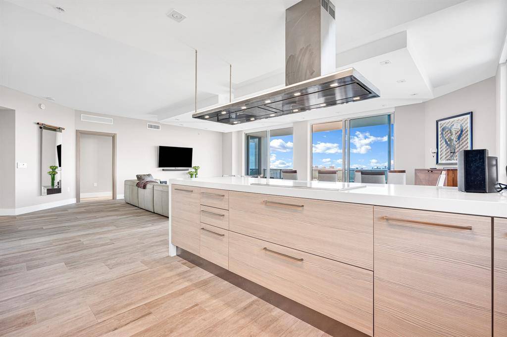 North Miami Beach, FL 33160,17111 Biscayne Blvd #1702