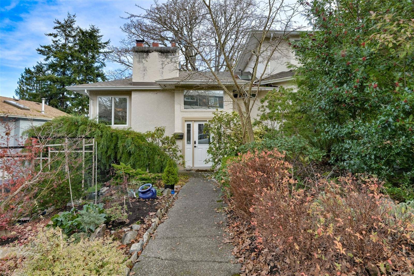 Victoria, BC V8R 4B5,2211 Forbes St