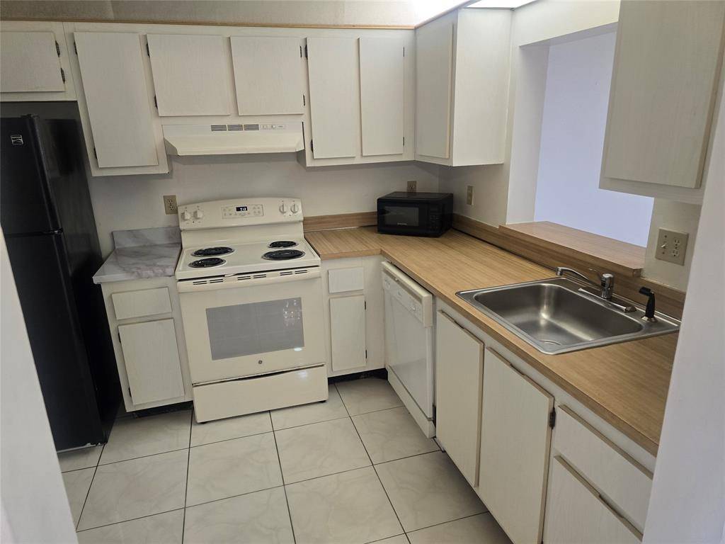 Lauderdale Lakes, FL 33311,2830 Somerset Dr #n