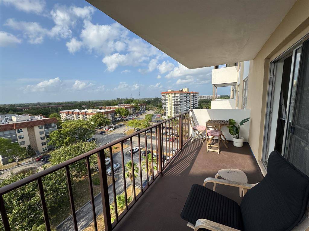 Lauderhill, FL 33319,4174 Inverrary Dr #905