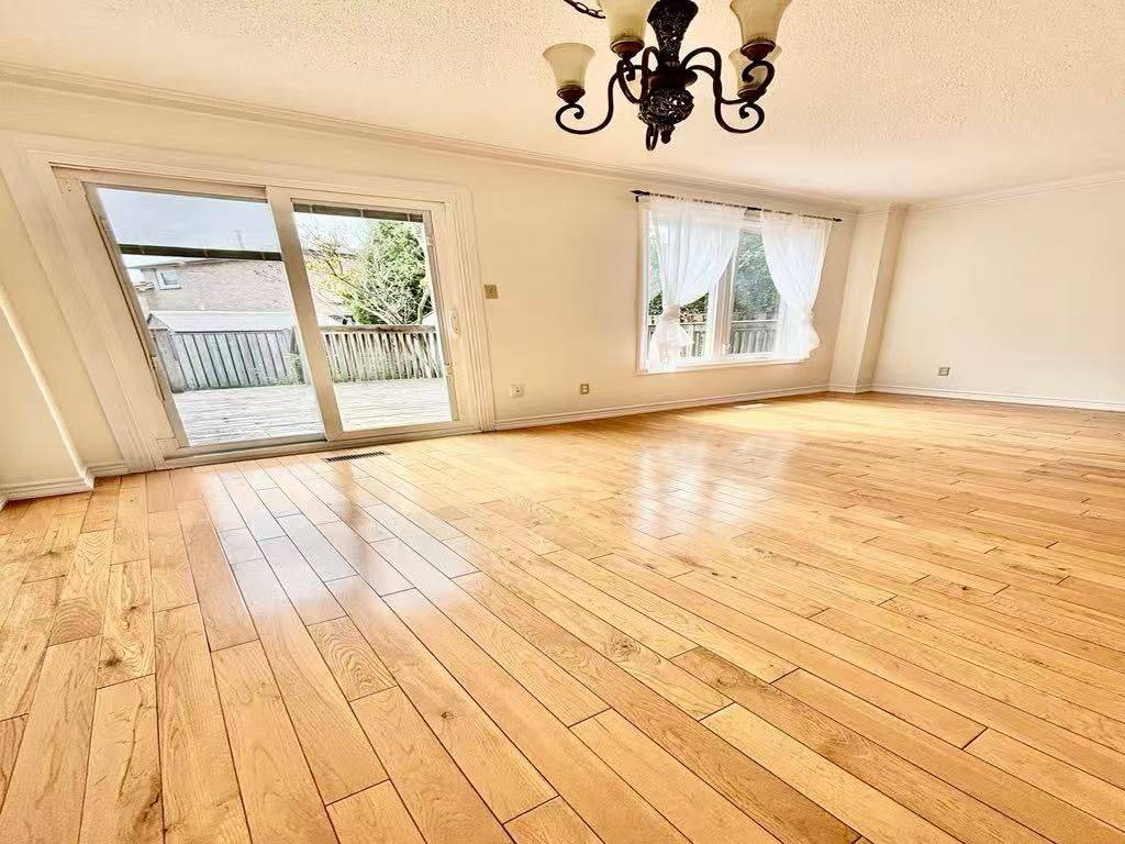 Mississauga, ON L5C 3Y5,4230 Perivale RD #Main&upper level