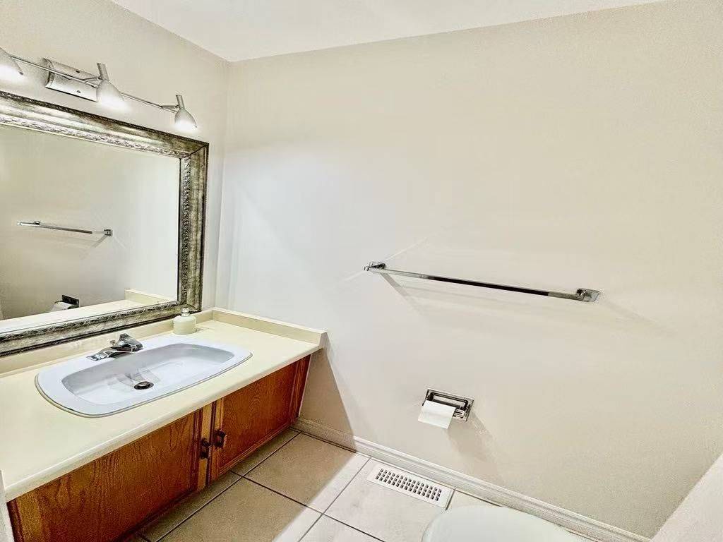 Mississauga, ON L5C 3Y5,4230 Perivale RD #Main&upper level