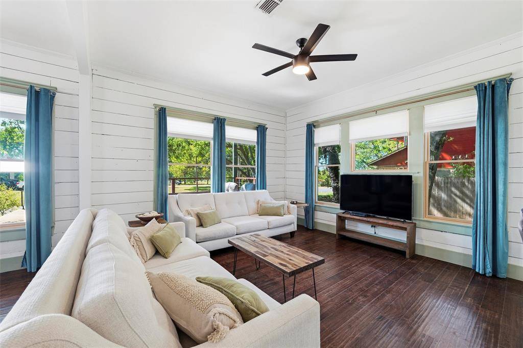 Waxahachie, TX 75165,1116 W Jefferson Street