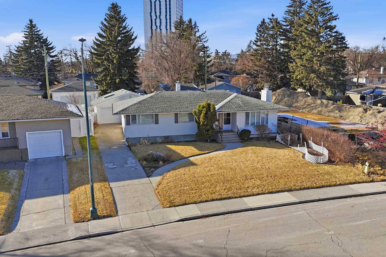 Calgary, AB T2M 4E1,2219 Halifax CRES NW