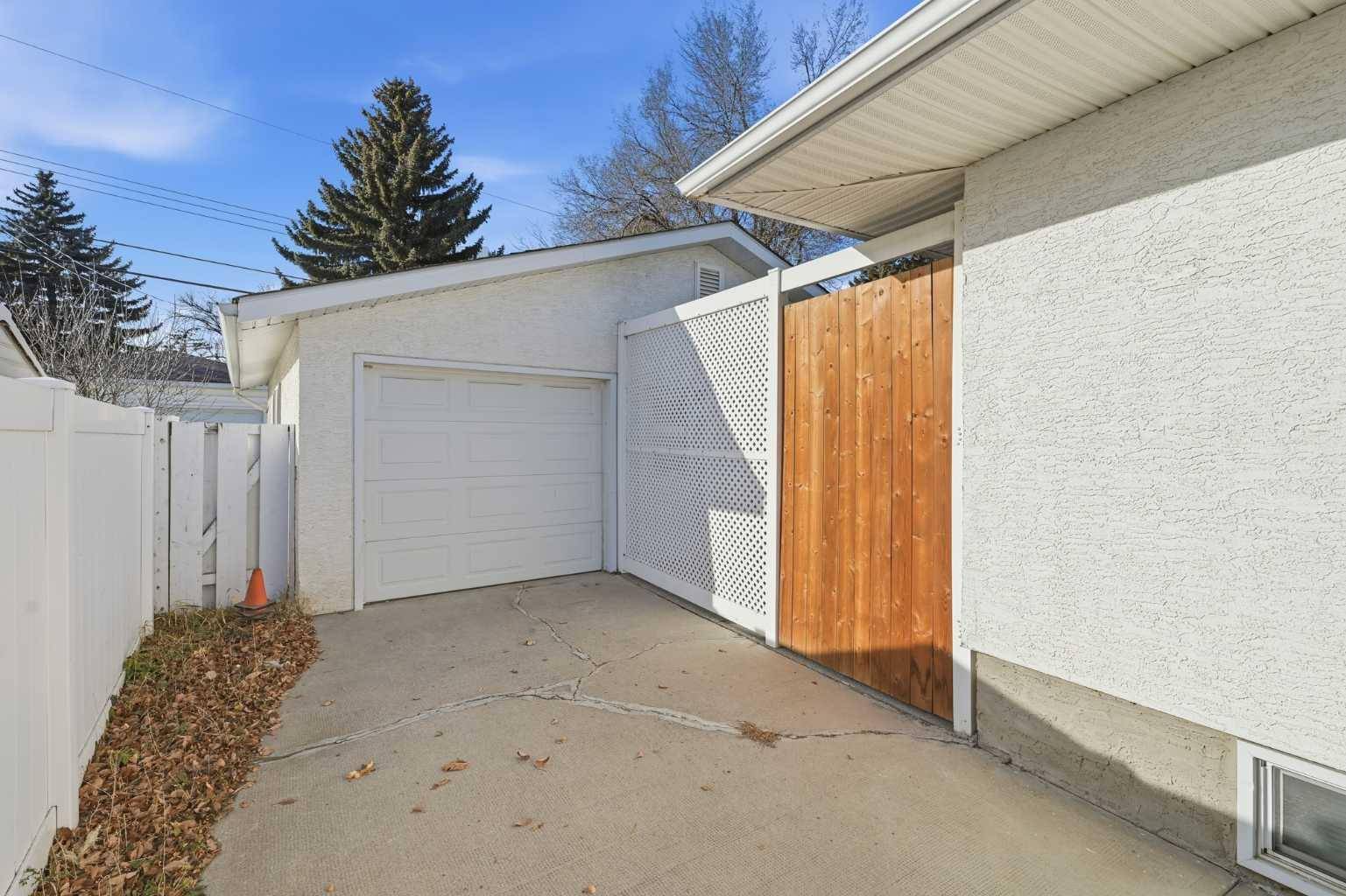 Calgary, AB T2M 4E1,2219 Halifax CRES NW