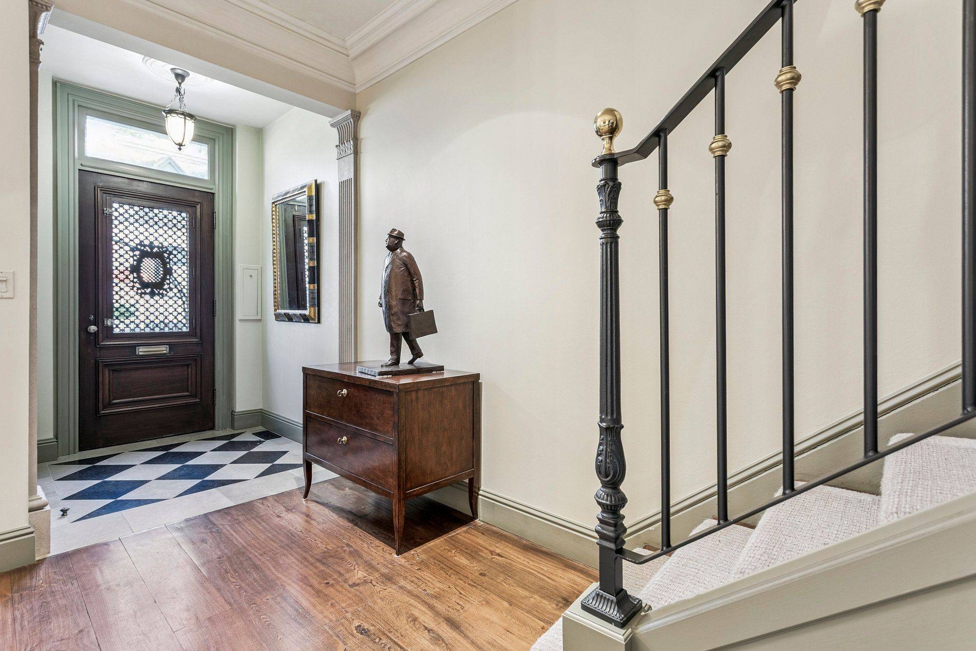 Toronto C02, ON M5R 1P8,8 Belmont ST