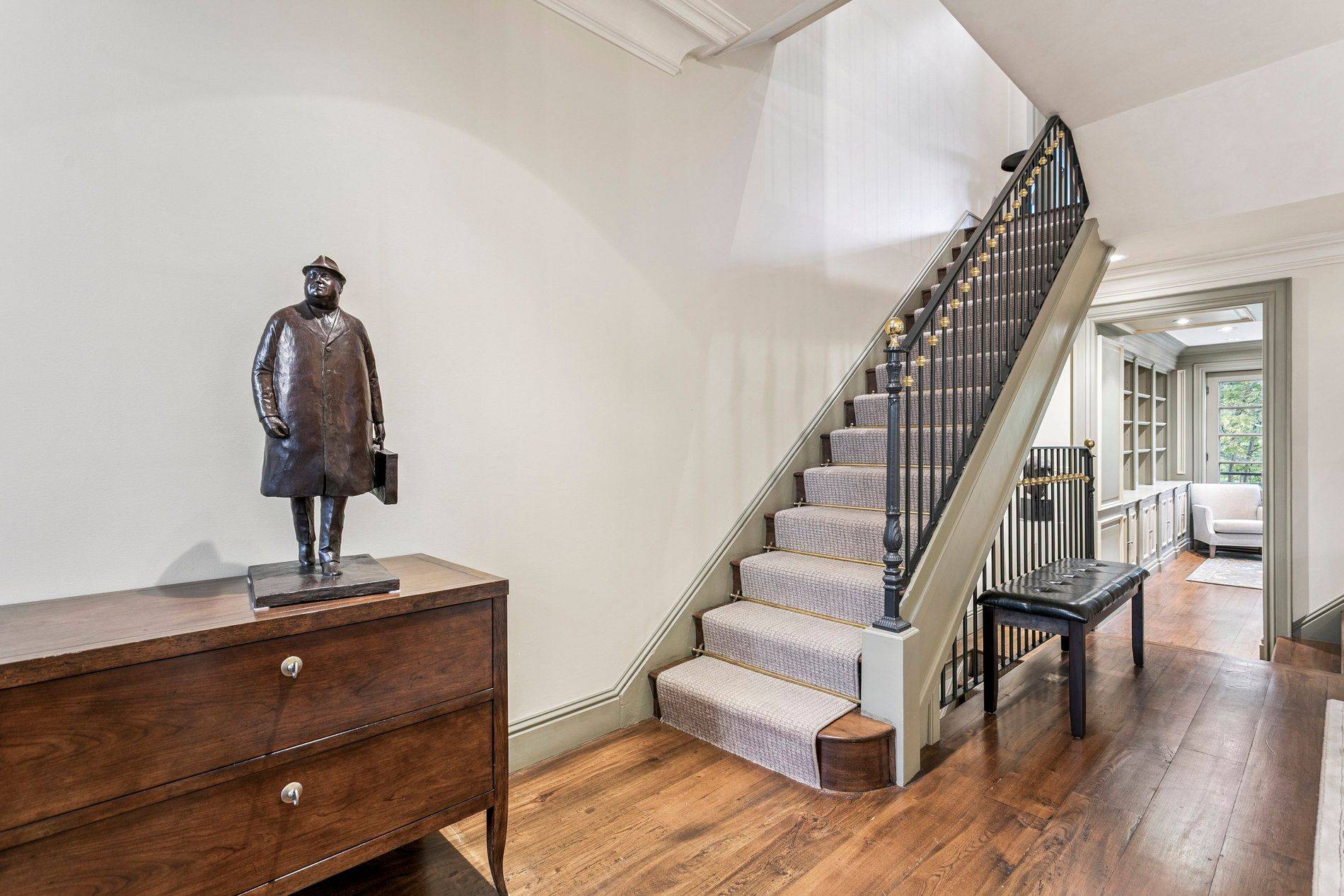 Toronto C02, ON M5R 1P8,8 Belmont ST