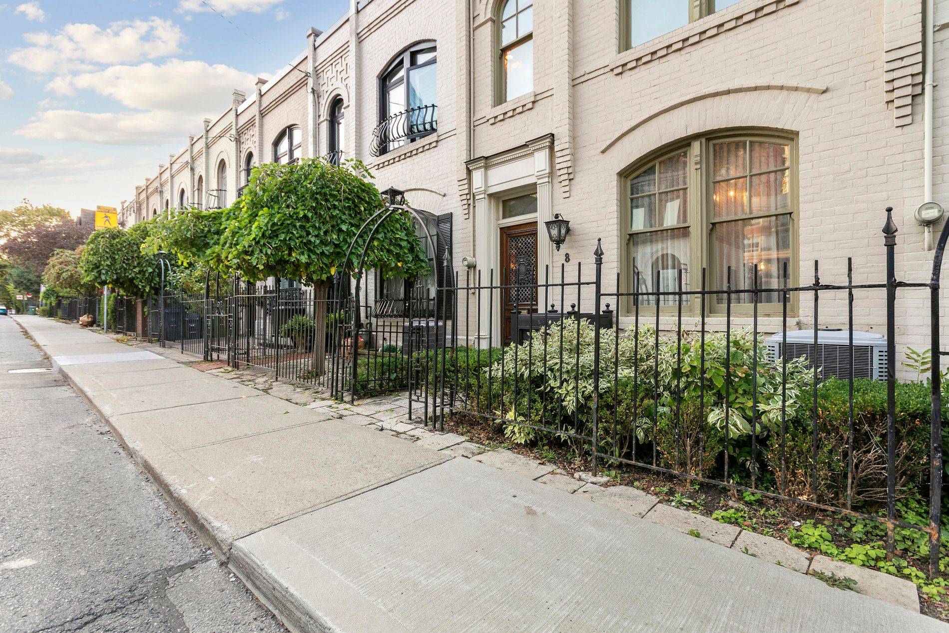 Toronto C02, ON M5R 1P8,8 Belmont ST