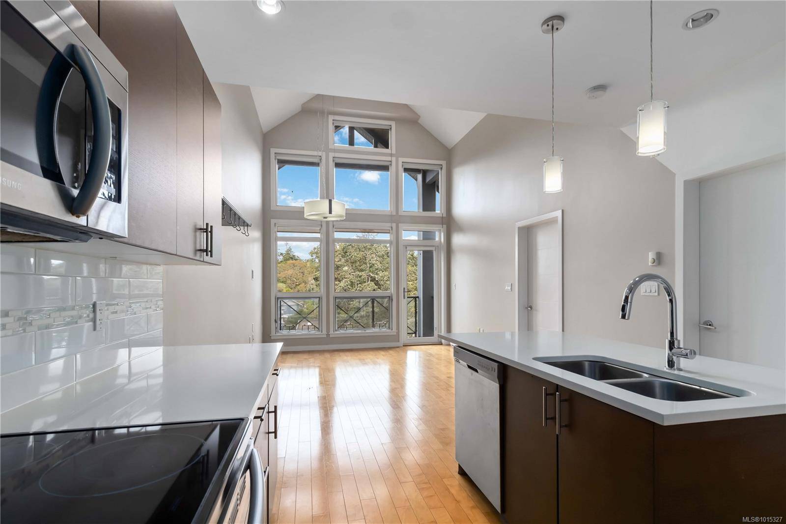 Esquimalt, BC V9A 3M8,924 Esquimalt Rd #608