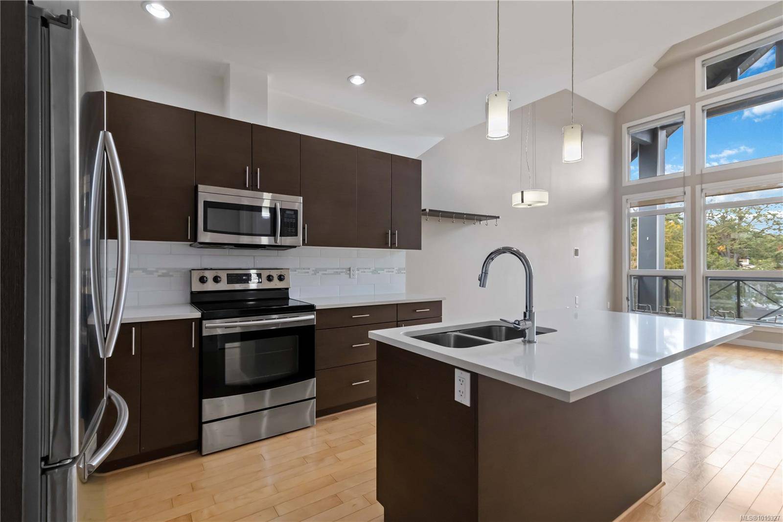 Esquimalt, BC V9A 3M8,924 Esquimalt Rd #608