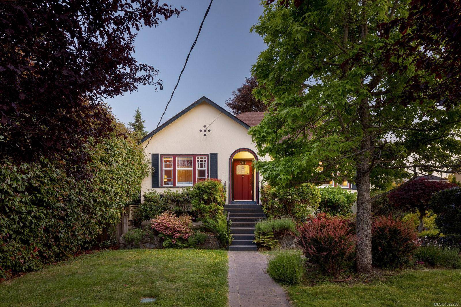 Oak Bay, BC V8R 2H8,2535 Dalhousie St