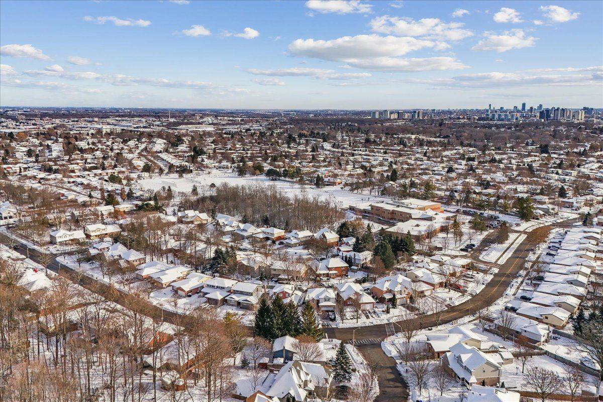 Waterloo, ON N2V 2C4,629 Burning Bush RD