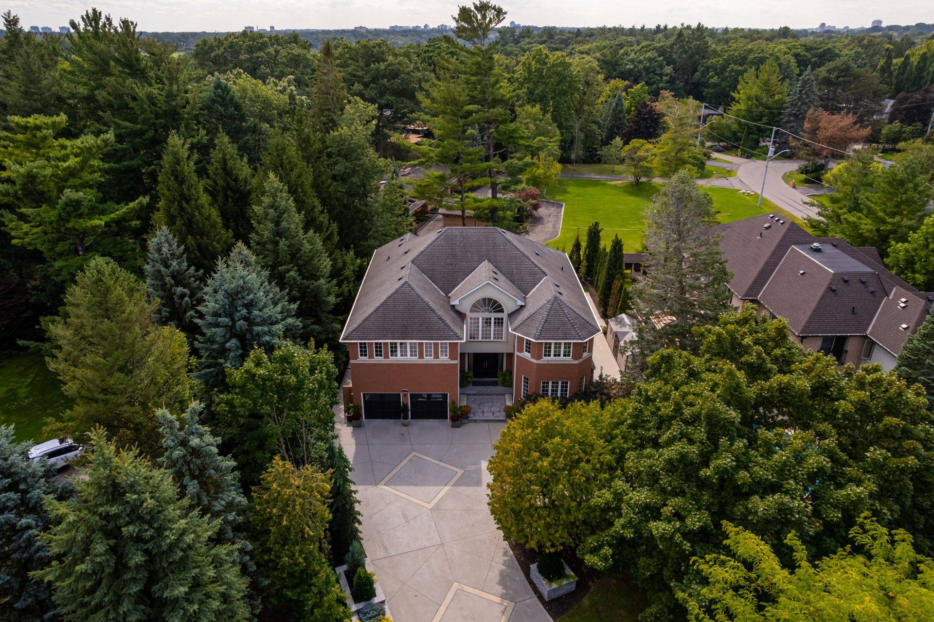 Mississauga, ON L5C 4G5,2212 Oneida CT