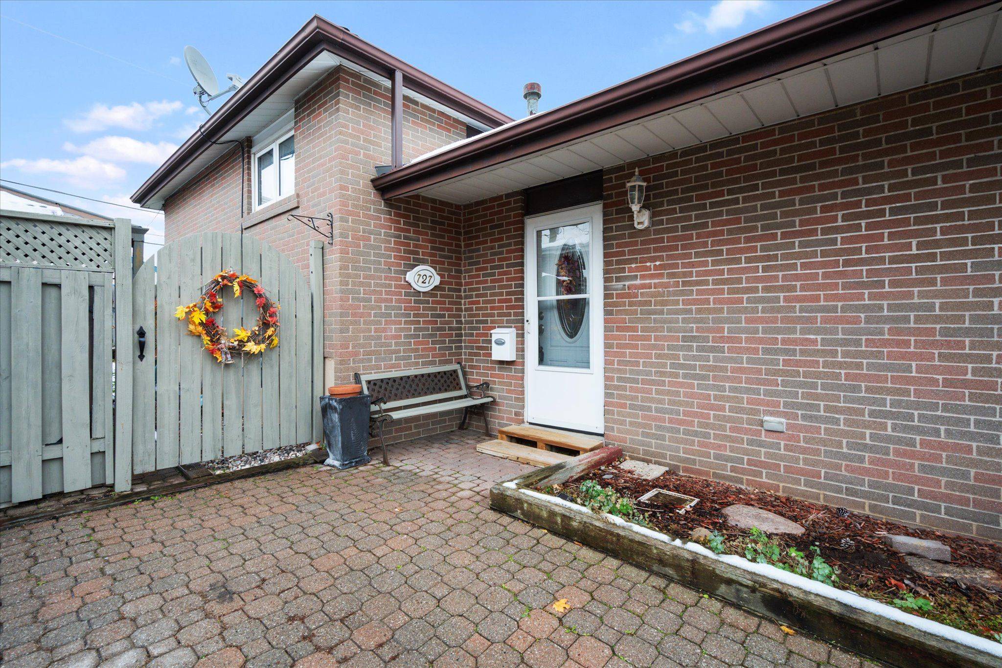 Pickering, ON L1W 1X4,727 Kingfisher DR