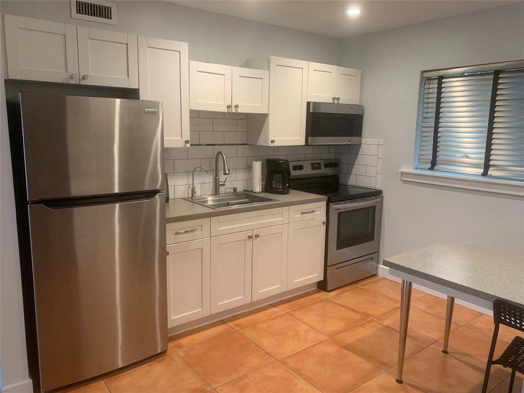 Fort Lauderdale, FL 33311,907 NW 4th St #1