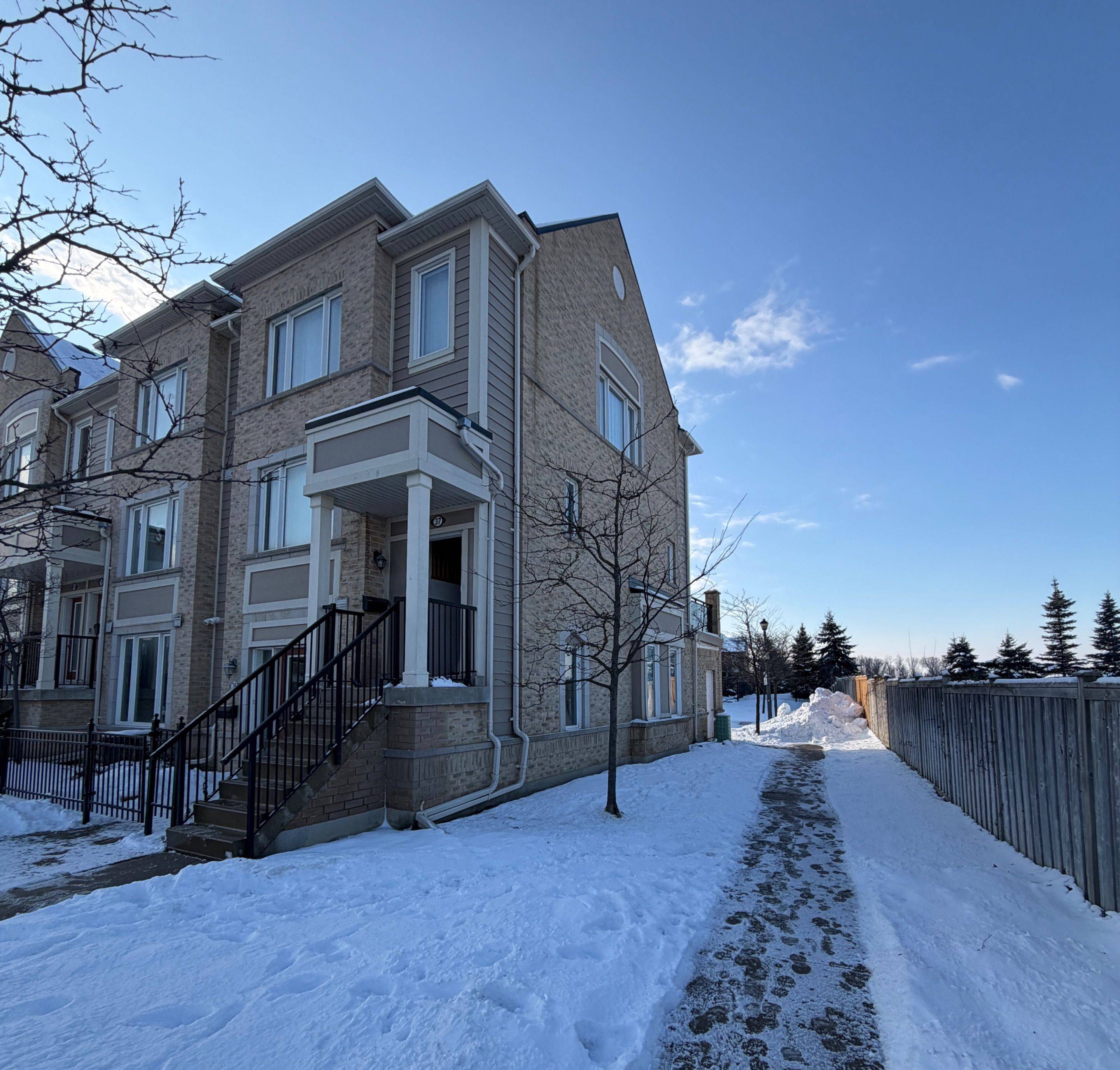 Brampton, ON L7T 2B6,60 Fairwood CIR #37