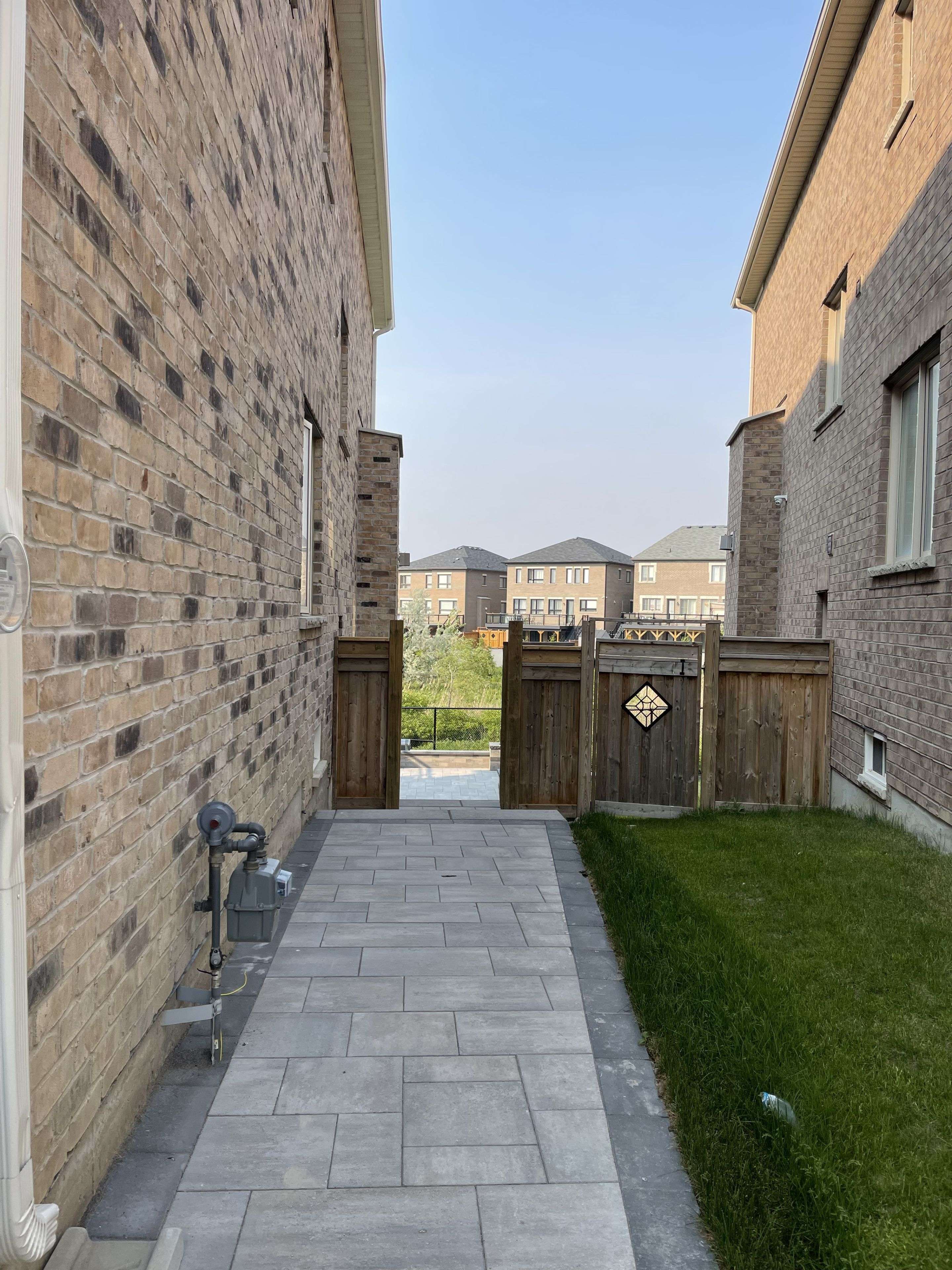 Aurora, ON L4G 0Z1,212 Scrivener DR