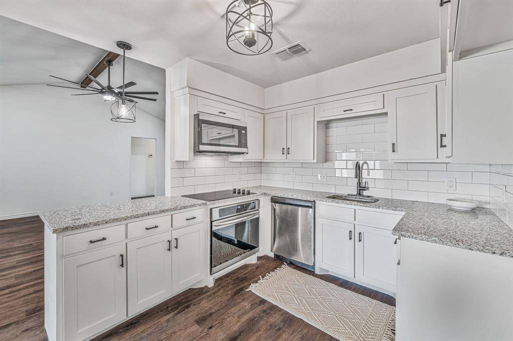 Burleson, TX 76028,660 Pleasant Manor Avenue