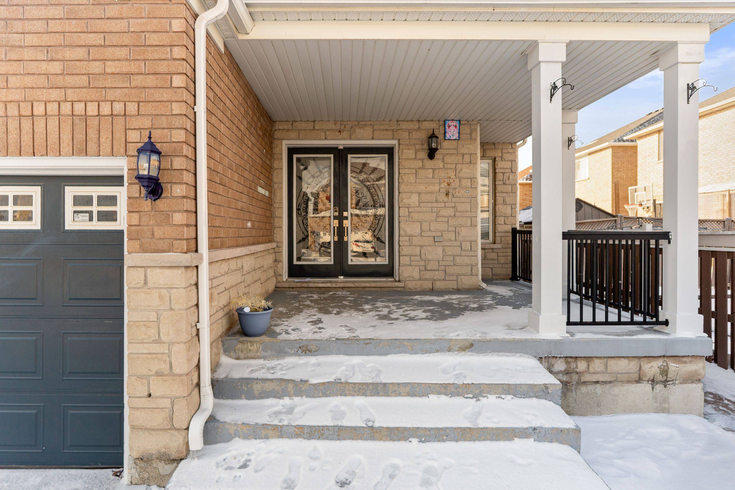 Brampton, ON L6X 0K7,24 Roundstone DR