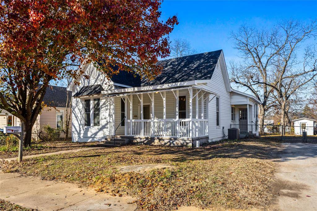 Denison, TX 75020,217 W Hull Street