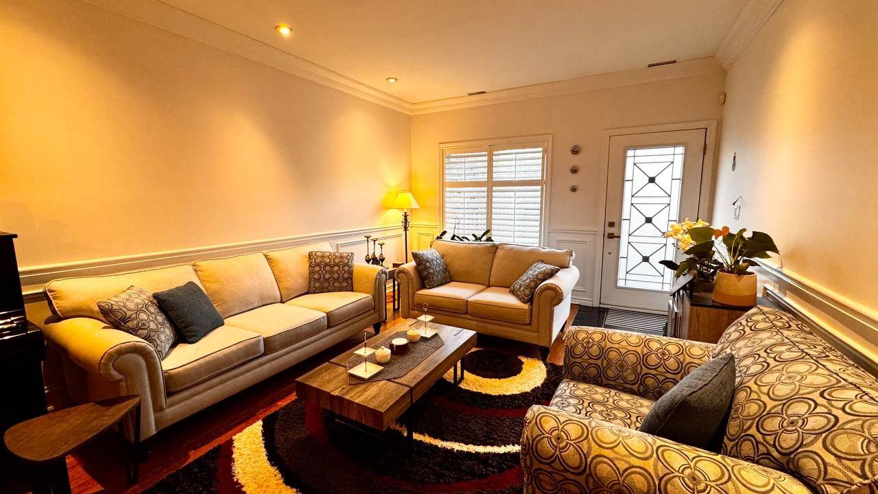 Toronto C13, ON M3C 1L8,43D Green Belt DR