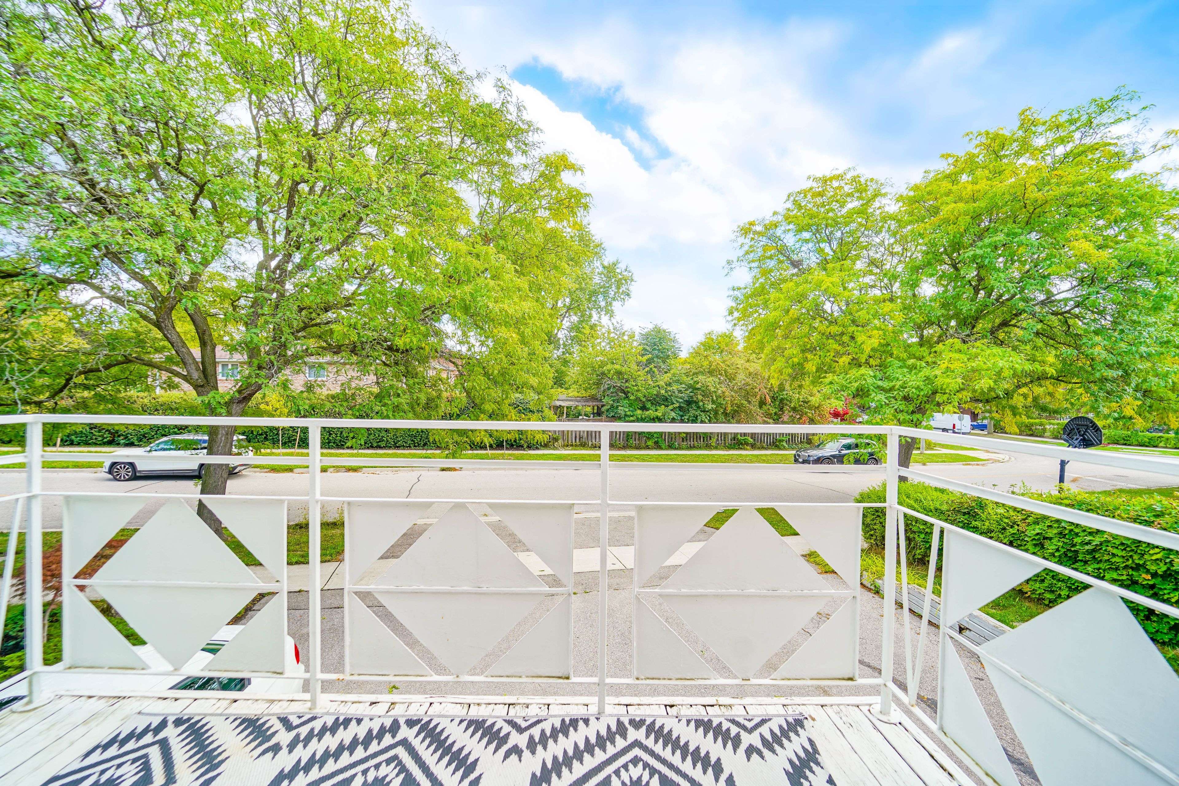 Toronto C15, ON M2M 2Z7,8 Topaz Gate