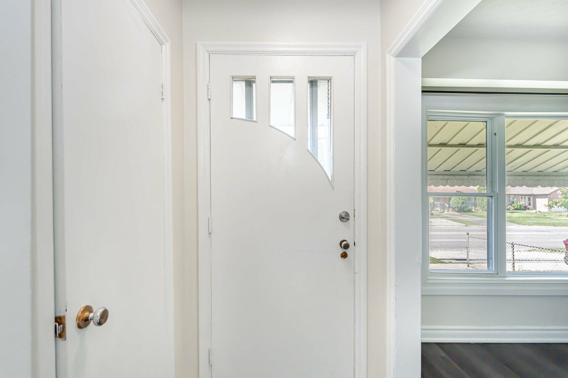 Oshawa, ON L1J 5M8,227 Stevenson RD N #MAIN