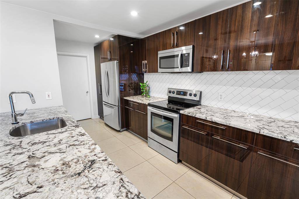 Deerfield Beach, FL 33442,3056 Deer Creek Lake Shore Dr #3056