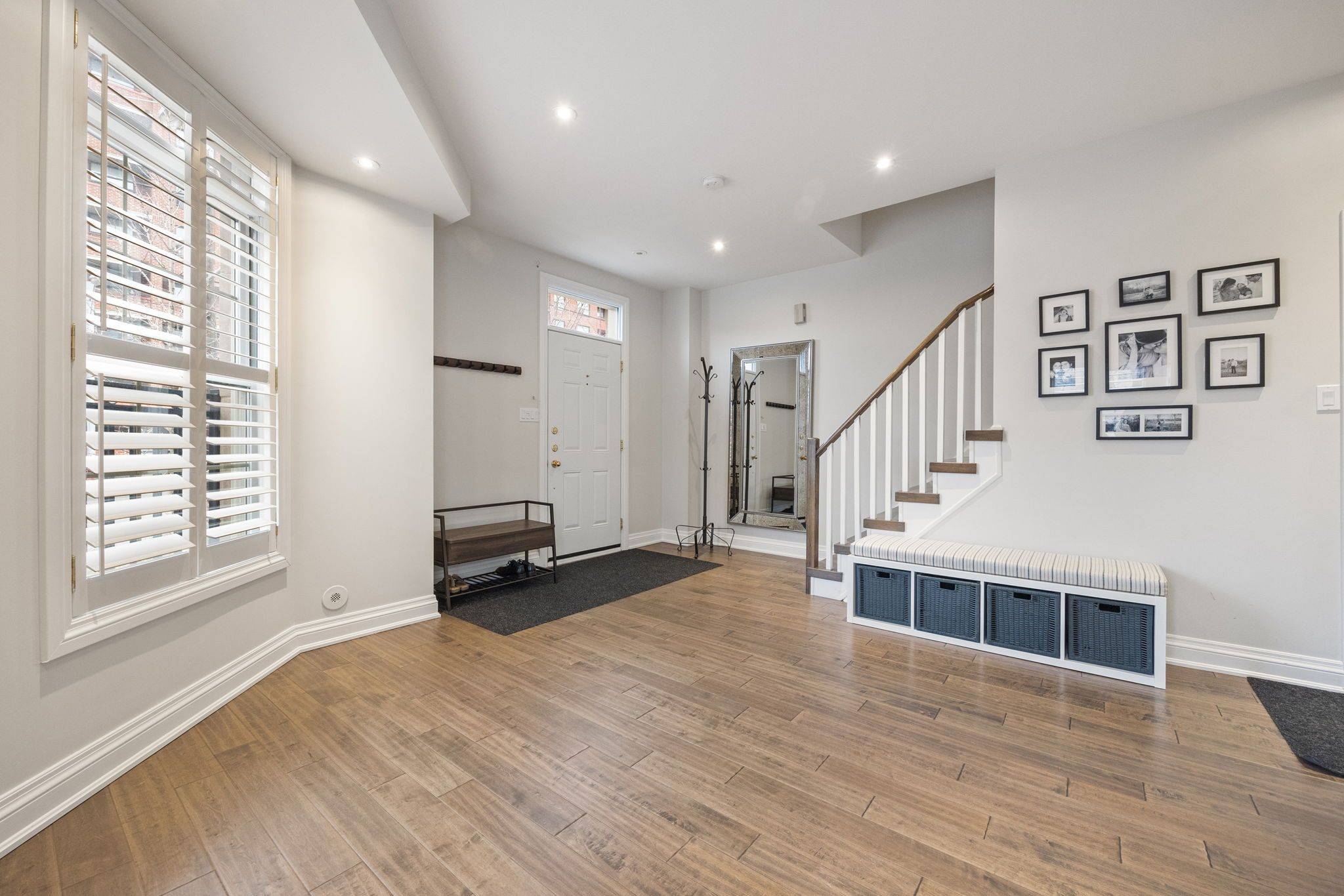 Toronto W06, ON M8V 4E3,3076 Lake Shore BLVD W #1