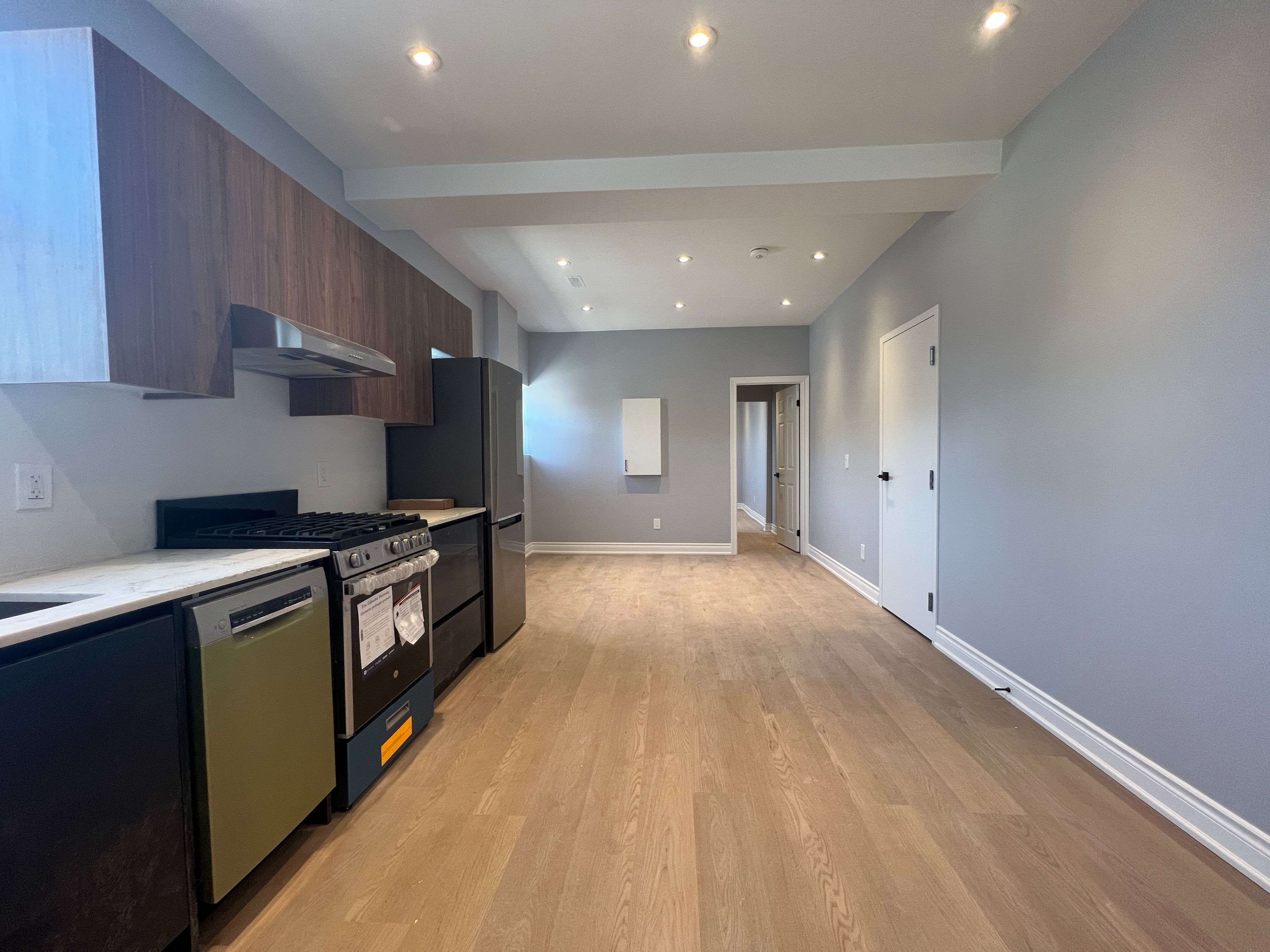 Toronto W06, ON M8V 1C3,2386 Lake Shore BLVD W #202