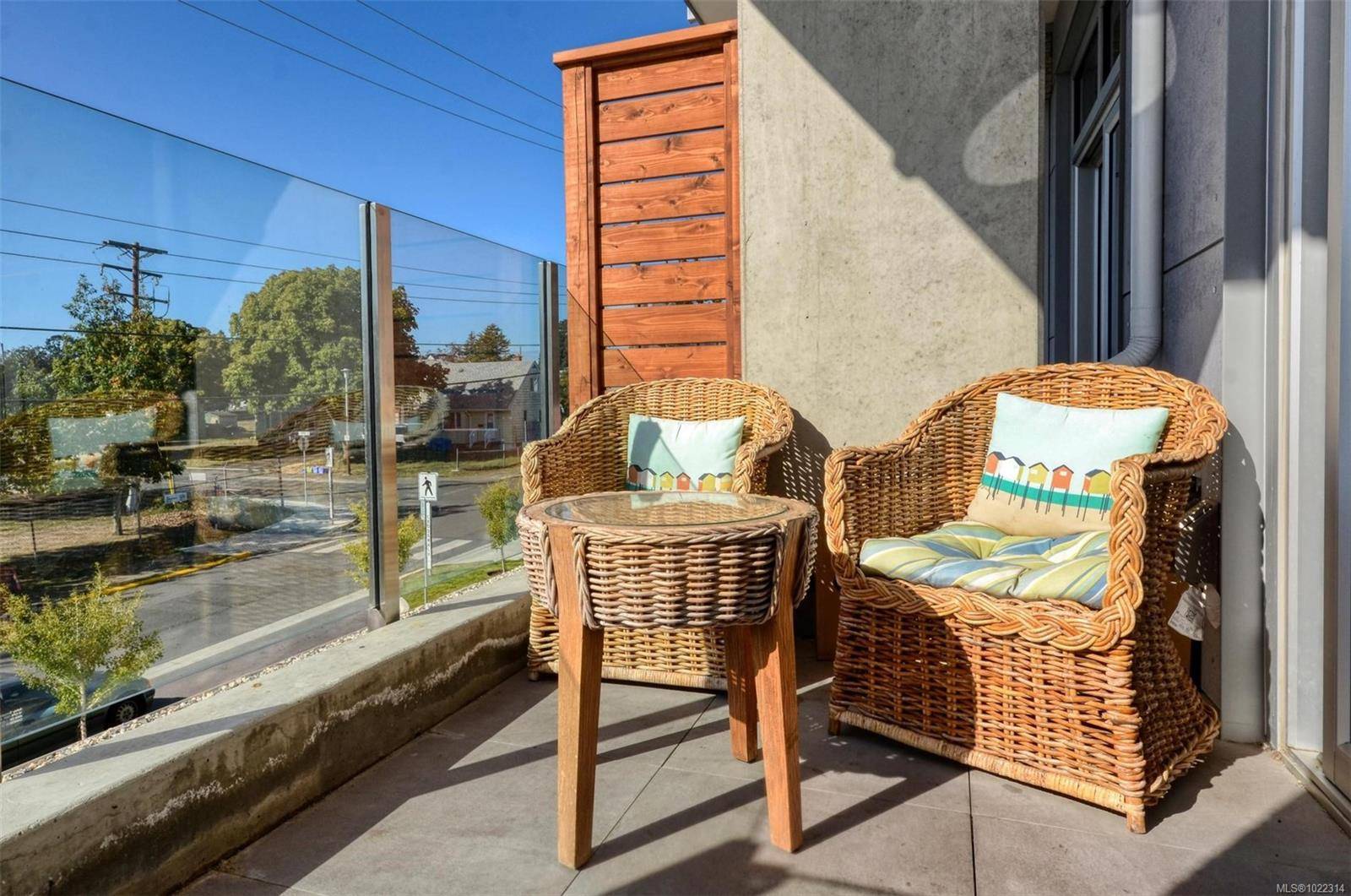 Esquimalt, BC V9A 5E6,916 Lyall St #203