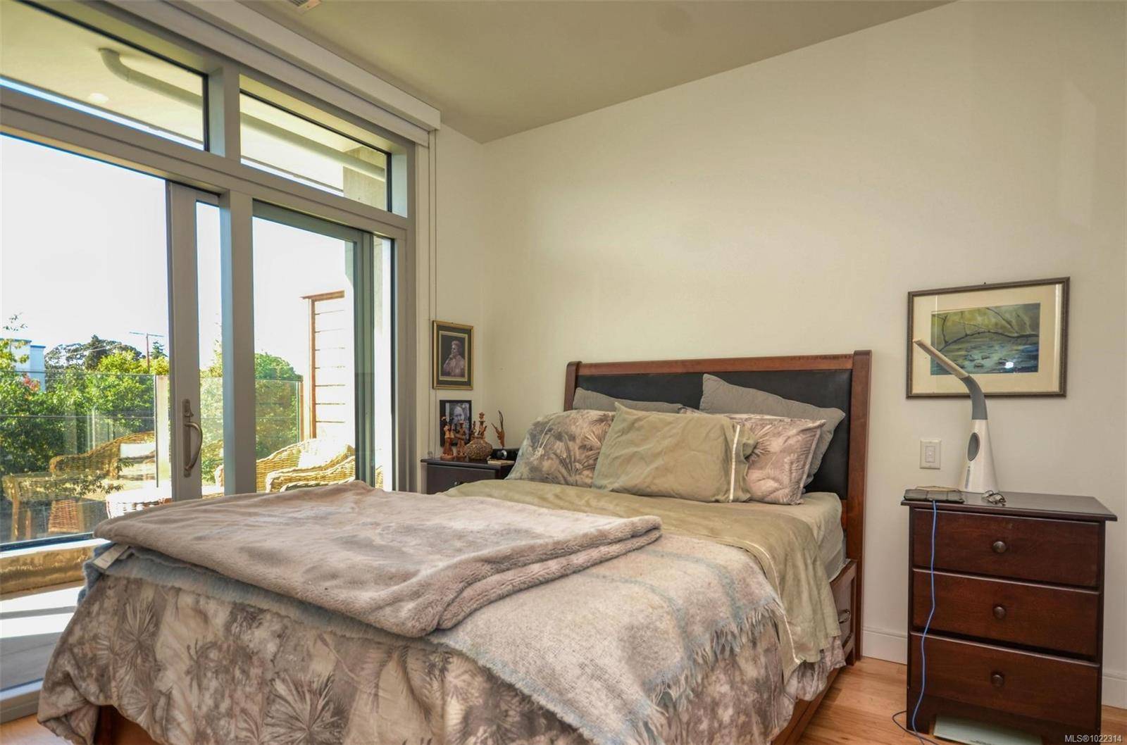 Esquimalt, BC V9A 5E6,916 Lyall St #203