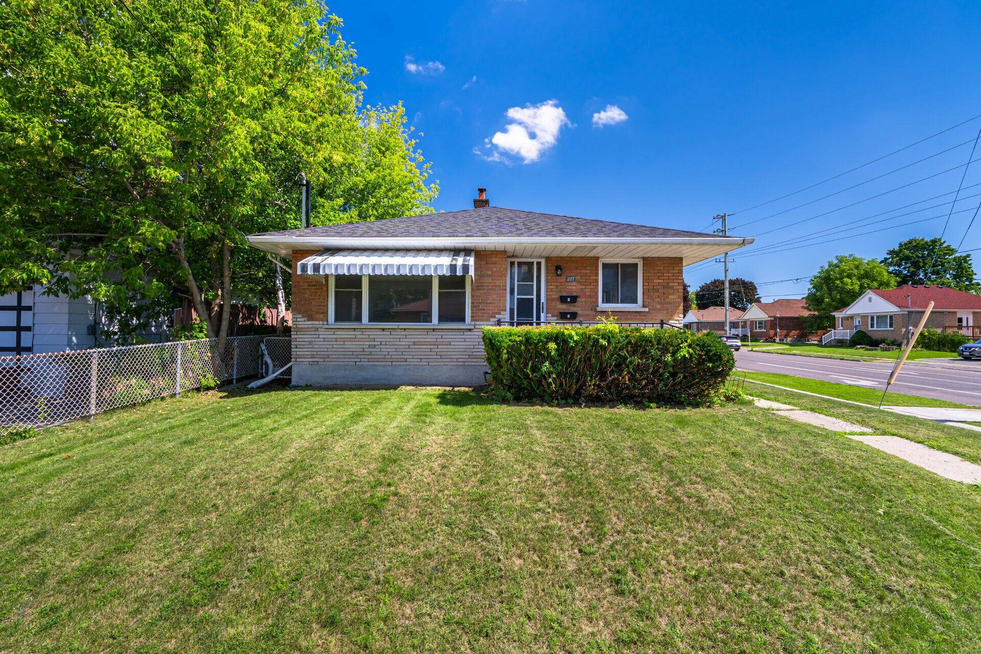 Oshawa, ON L1J 5M8,227 Stevenson RD N #MAIN