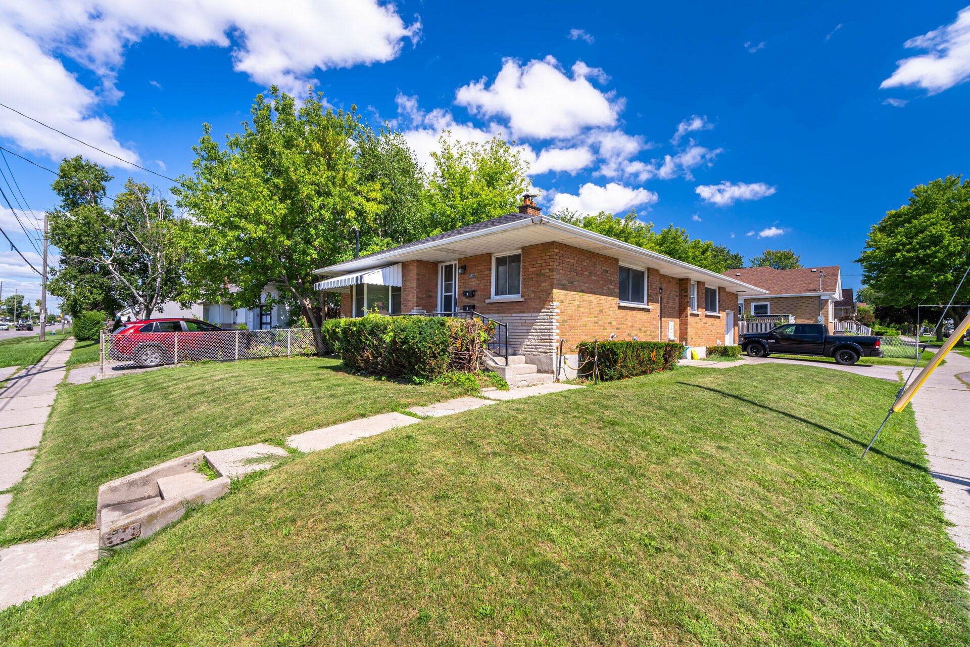 Oshawa, ON L1J 5M8,227 Stevenson RD N #MAIN