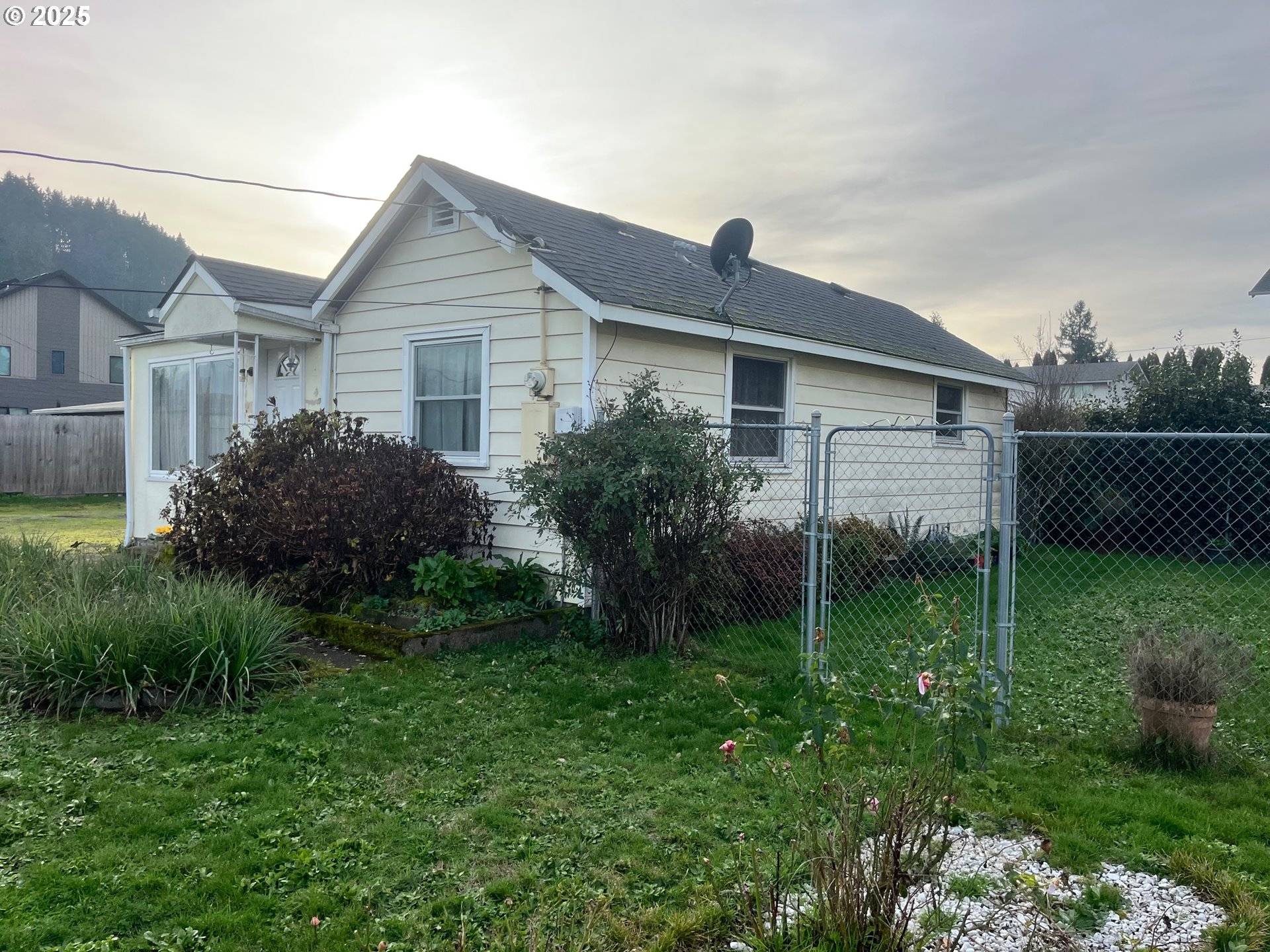 Creswell, OR 97426,335 HOLBROOK LN