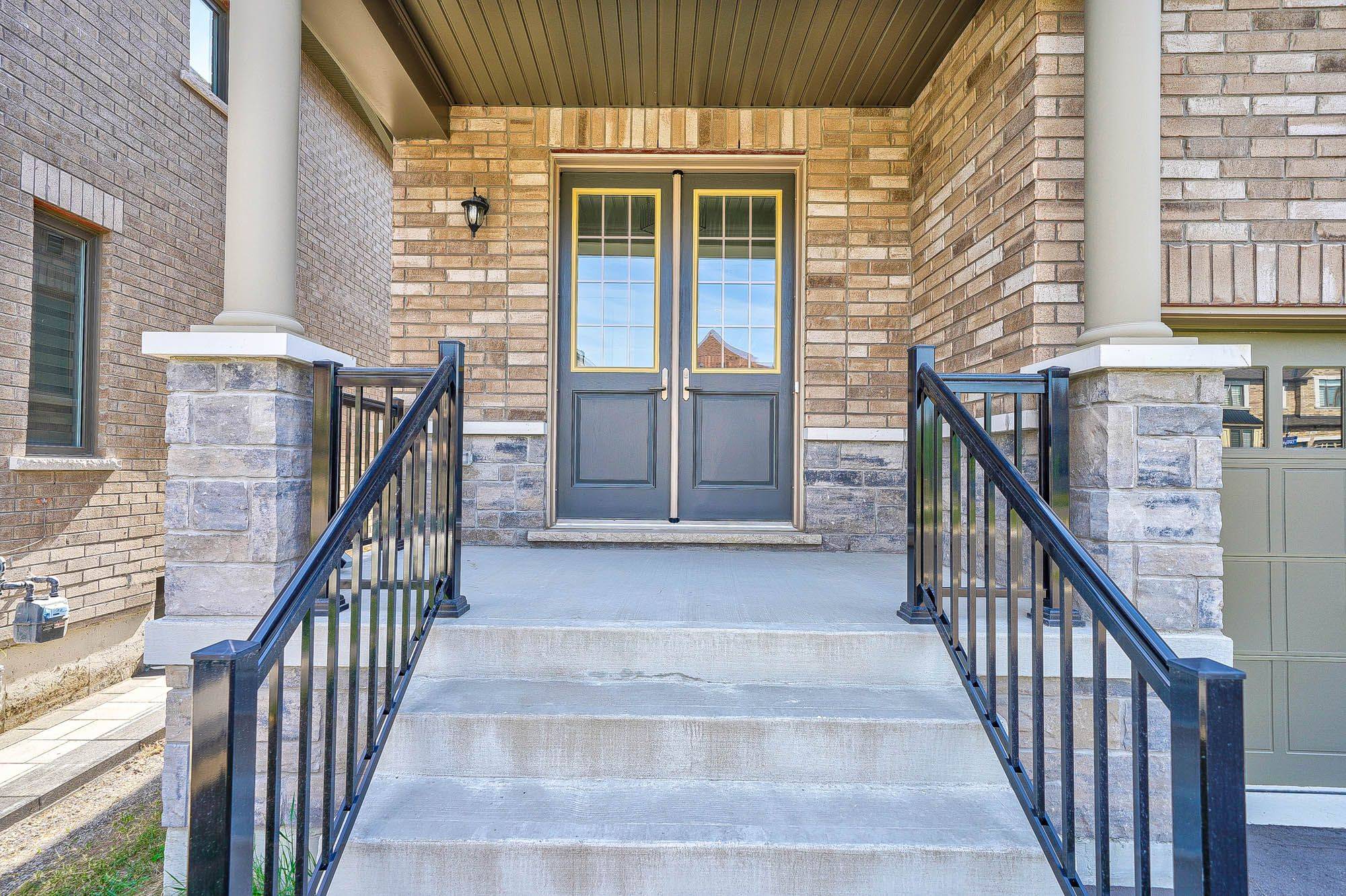 Whitby, ON L1P 0K5,10 Capstan CT